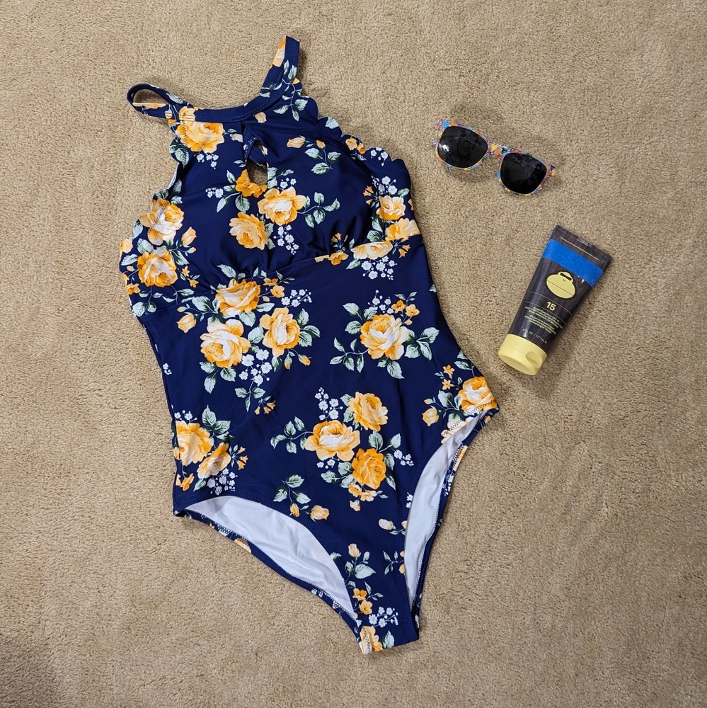 Cupshe - Women's - Floral Scalloped Crisscross One Piece Swimsuit - Medium